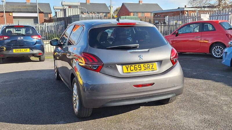 PEUGEOT 208
